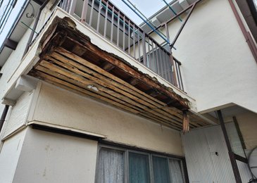 ベランダ下、モルタル落下部分を板金にて工事。 施工写真(1)