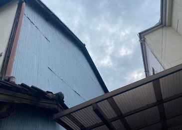 阿倍野区にて、波板壁から金属サイディング(ガルバ系)への、カバー工法にて施工。 施工写真(2)