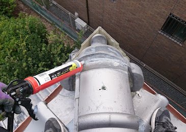 鬼瓦周り漆喰、入母屋部漆喰塗り替え。鬼瓦周りシーリング。 施工写真(2)