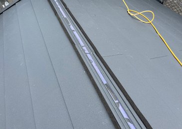 大阪市旭区にて、天窓からの雨漏り 施工写真(2)