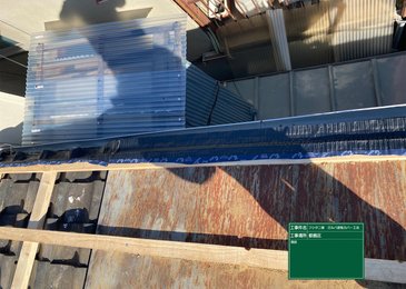 大阪市都島区にて、下屋より雨漏り。ガルバ波板にてカバー工法。 施工写真(1)