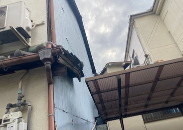阿倍野区にて、波板壁から金属サイディング(ガルバ系)への、カバー工法にて施工。 施工写真(3)