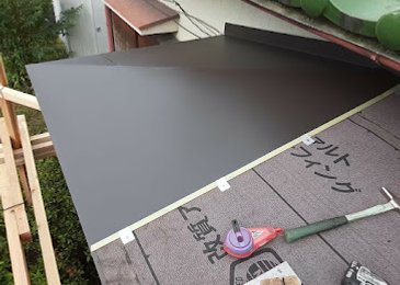 大阪市旭区高殿にて、ガルバニウム板金カバー工法にて庇板金新設工事 施工写真(1)