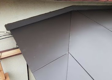 大阪市旭区高殿にて、ガルバニウム板金カバー工法にて庇板金新設工事 施工写真(2)