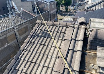大阪市旭区中宮にて、モニエル瓦(セメント瓦)から、スーパーガルテクトへの葺き替え工事。 施工写真(2)