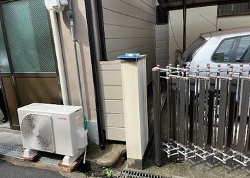阿倍野区にて、波板壁から金属サイディング(ガルバ系)への、カバー工法にて施工。 施工写真(1)