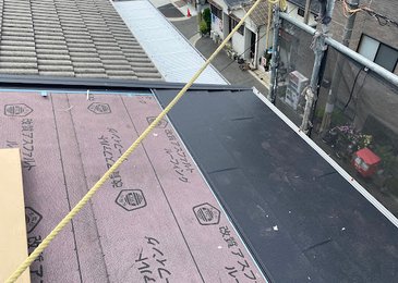 大阪市旭区中宮にて、モニエル瓦(セメント瓦)から、スーパーガルテクトへの葺き替え工事。 施工写真(3)