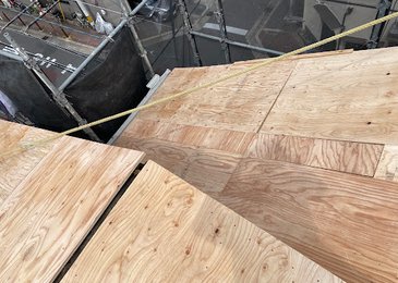 大阪市旭区中宮にて、モニエル瓦(セメント瓦)から、スーパーガルテクトへの葺き替え工事。 施工写真(1)