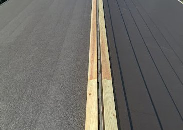 大阪市旭区清水にて、ガルバリウム板金カバー工法での葺き替え工事。 施工写真(3)