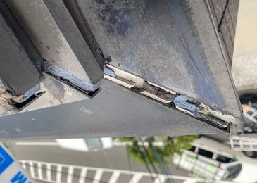 大阪市阿倍野区にてシーリングの劣化による雨漏り 施工写真(2)