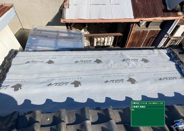 大阪市都島区にて、下屋より雨漏り。ガルバ波板にてカバー工法。 施工写真(2)
